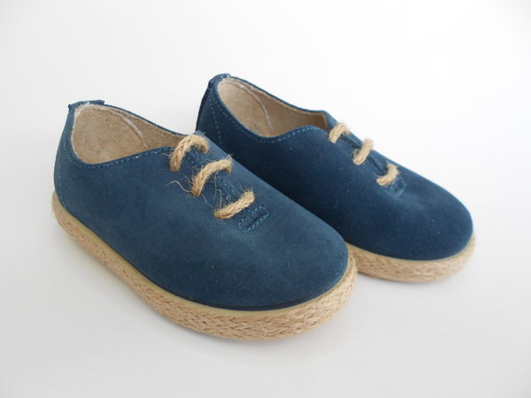 Zapatillas de niño de Batilas piel beig o azul con cordones